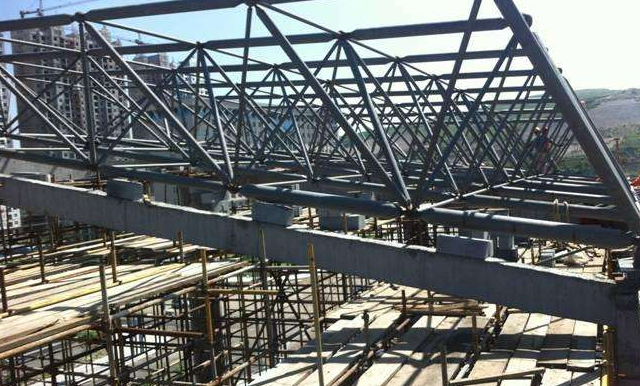 山南简述网架公司的黑色压型钢板的吊装步履